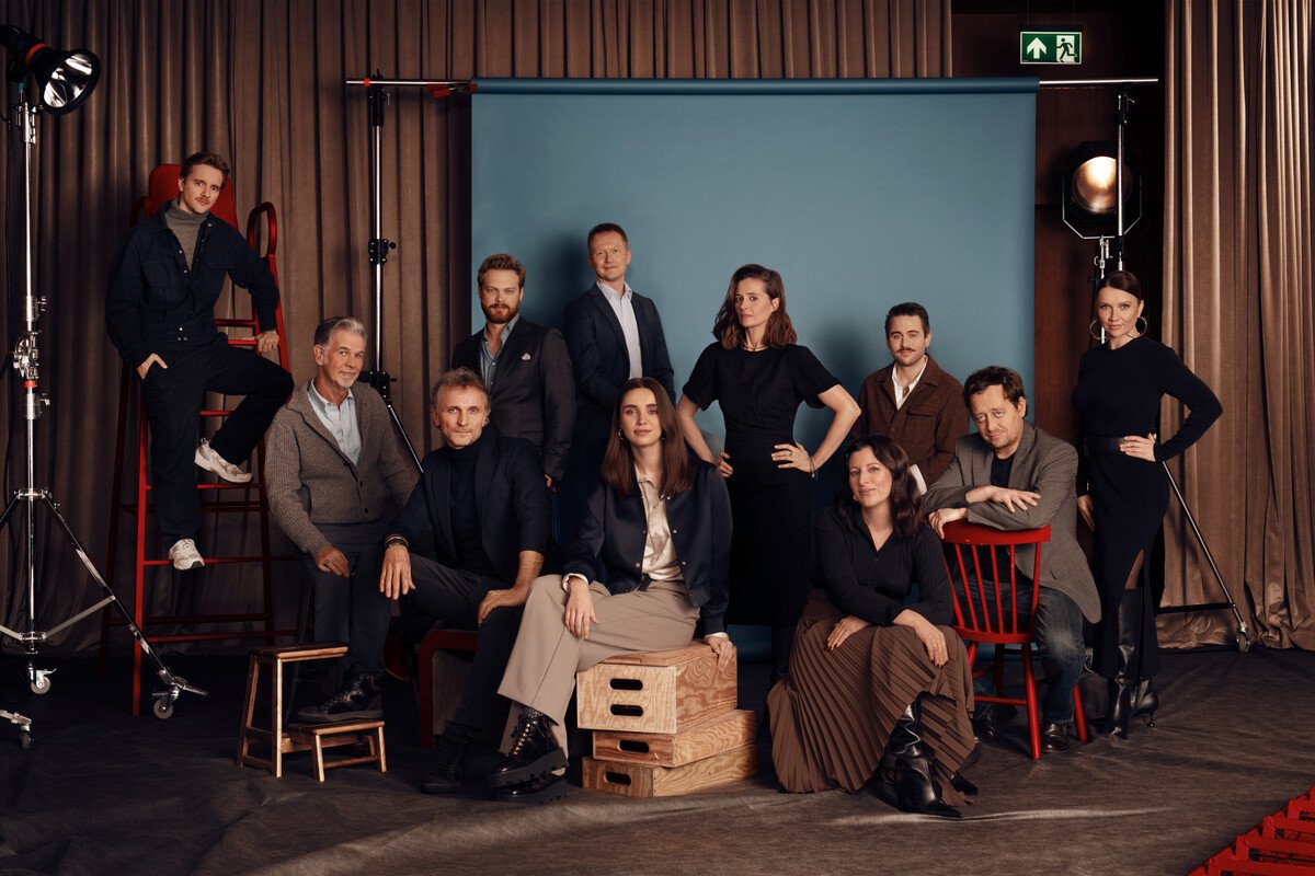 Reed Hastings, prezes Netflix, oraz Anna Nagler i Łukasz Kłuskiewicz z przedstawicielami polskiej branży filmowo-serialowej. Fot. Łukasz Ziętek Match and Spark.