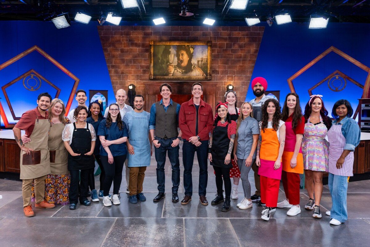 hosts-james-phelps-and-oliver-phelps-with-the-competitors-on-food-network-s-harry-potter-wizards-of-baking-season-2