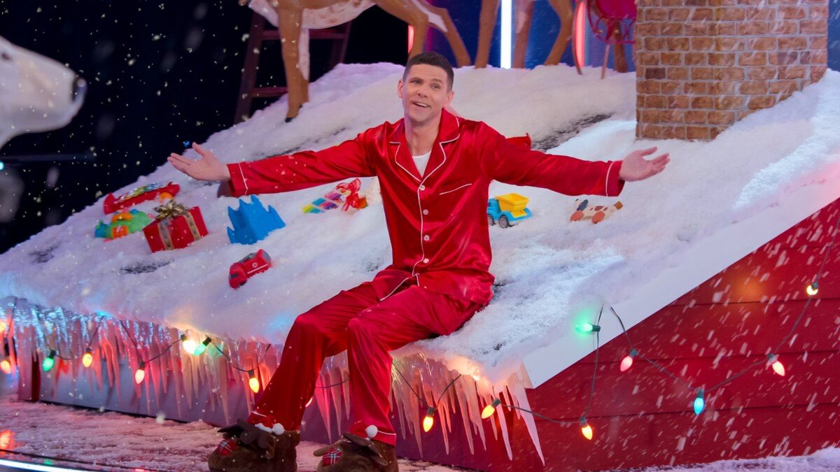 Is_It_Cake__Holiday_(VUUIfBMY3k)_n_S2_E1_00_00_38_00_R