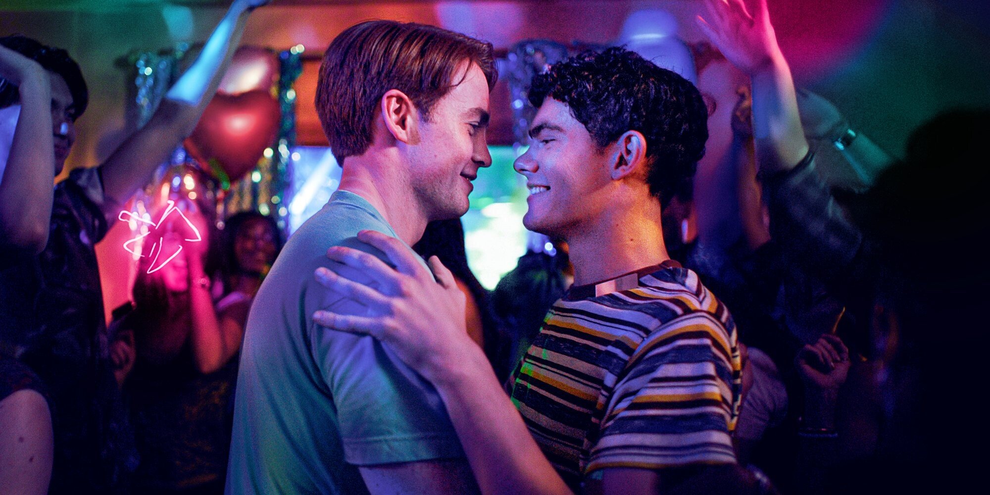 "Enola Holmes 3", "Kuźnia piłkarskich talentów", "Heartstopper Forever" oraz "The Ribbon Hero" na materiałach od Netflixa