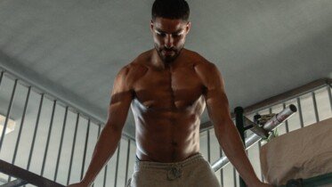 "Czego nie wiemy o dinozaurach", "Przypływ", "Morderca z TikToka" oraz "Wysokie fale" na materiałach od Netflixa