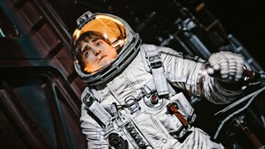 „Mickey 17” już na MAX – egzystencjalny klon w kosmicznej satyrze (recenzja)